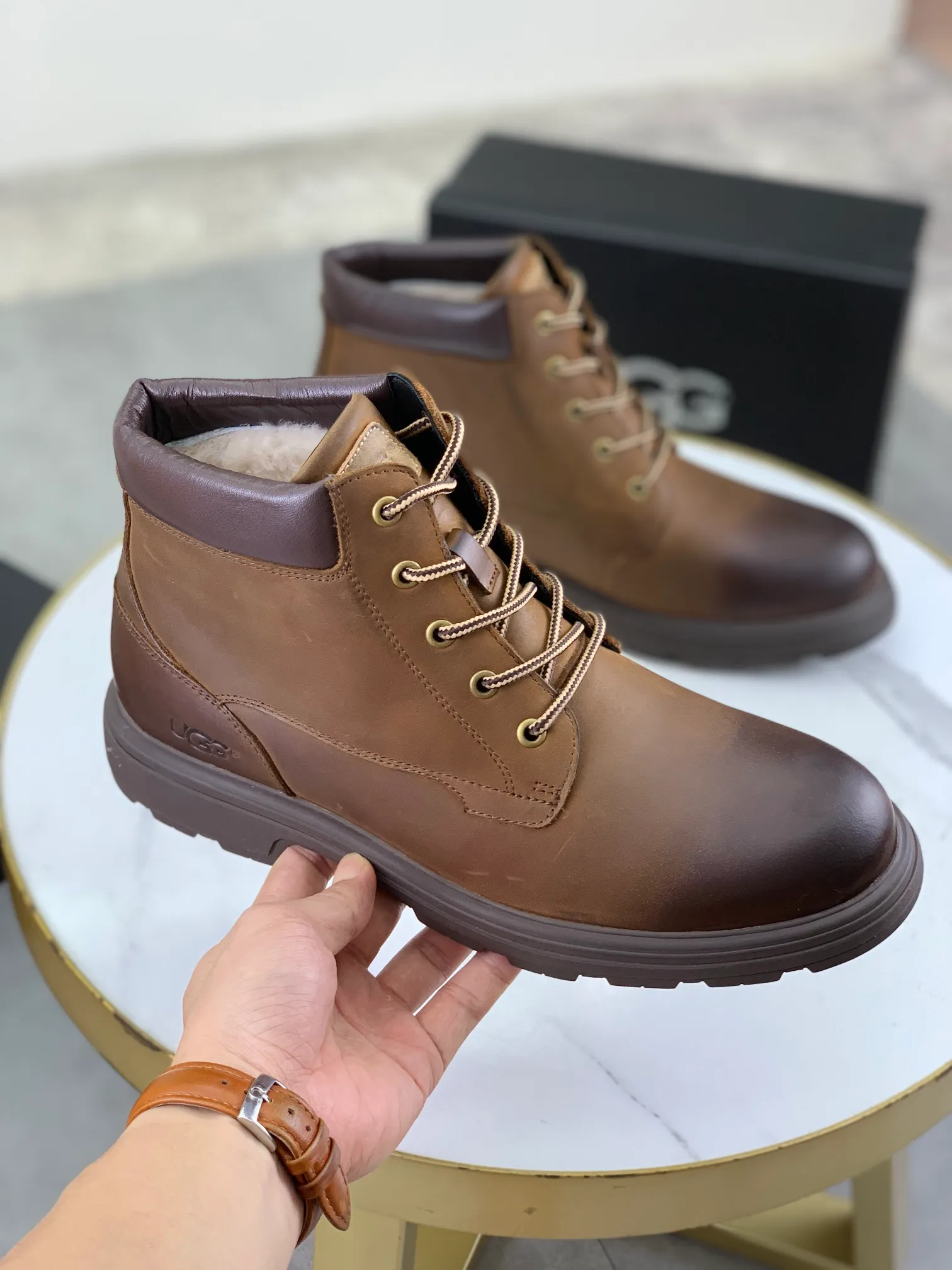 Factory price P640 💶[UGG] (full wool lining) Top-end high-quality fur integrated warm snow boots from Australia's warm luxury men's shoes brand, UGG-5877 official website synchronized, made of imported cowhide, carefully sewn...Imported rubber outsole (comfortable, soft, wear-resistant) The quality is really great...Exquisite workmanship, you can't put it down at first sight, code number: 39-44 Color: 3️⃣colors available
